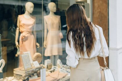 What are the types of visual merchandising?
