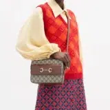 What are the benefits and drawbacks of a crossbody bag?