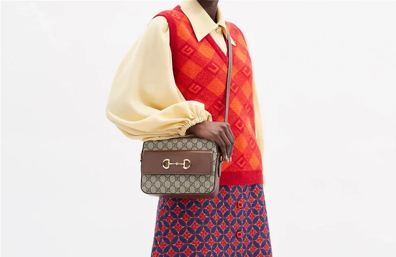 What are the benefits and drawbacks of a crossbody bag?
