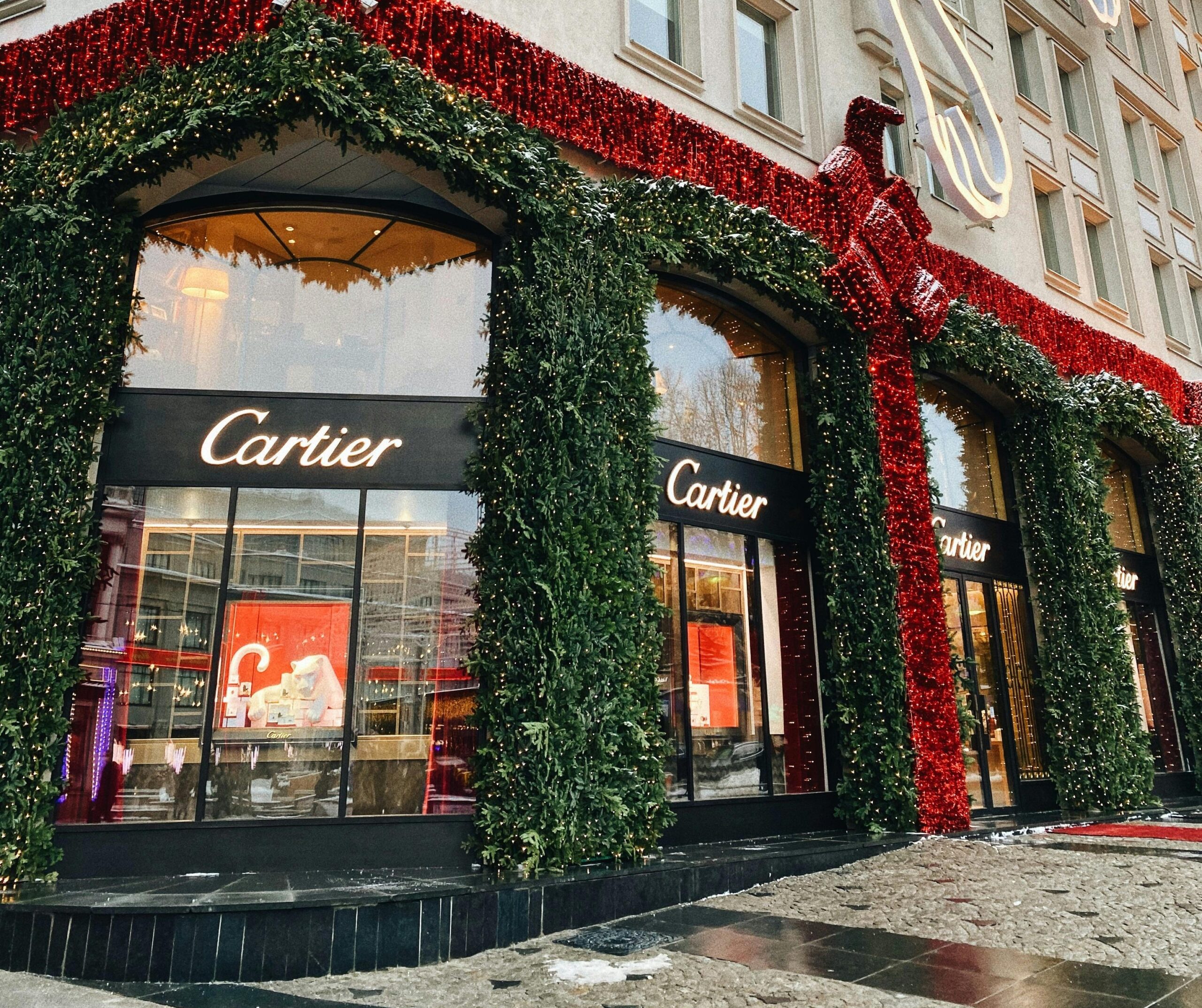 Cartier-owner Richemont Grapples with 27% Sales Plunge in China