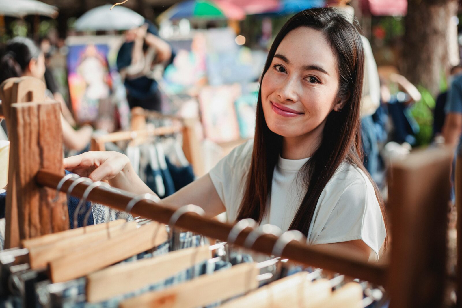 Advantages vs Disadvantages of Selling Through Retailers