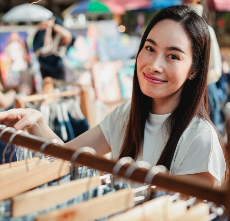 Advantages vs Disadvantages of Selling Through Retailers