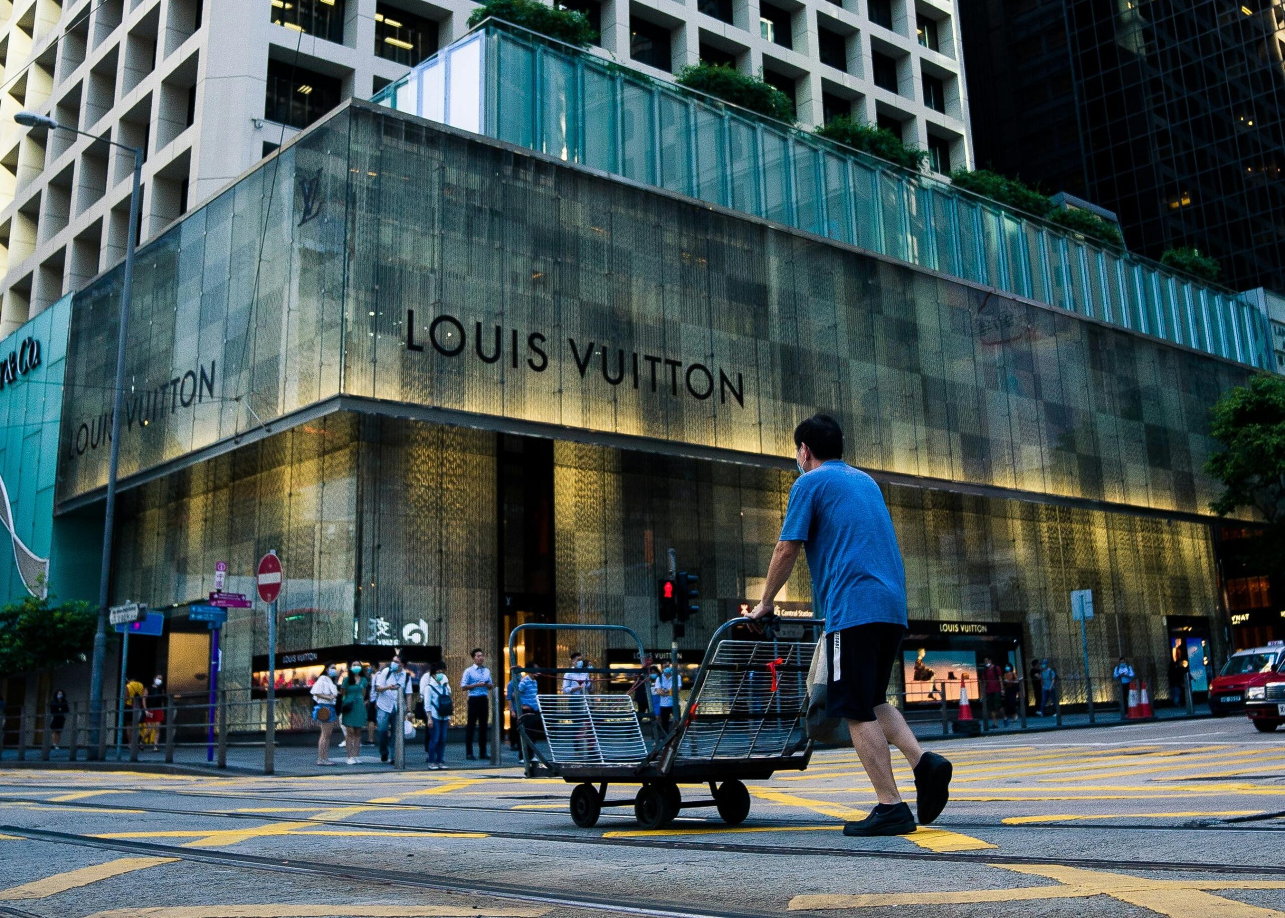 The Luxury Shopping Slowdown in China, Bloomberg Reports