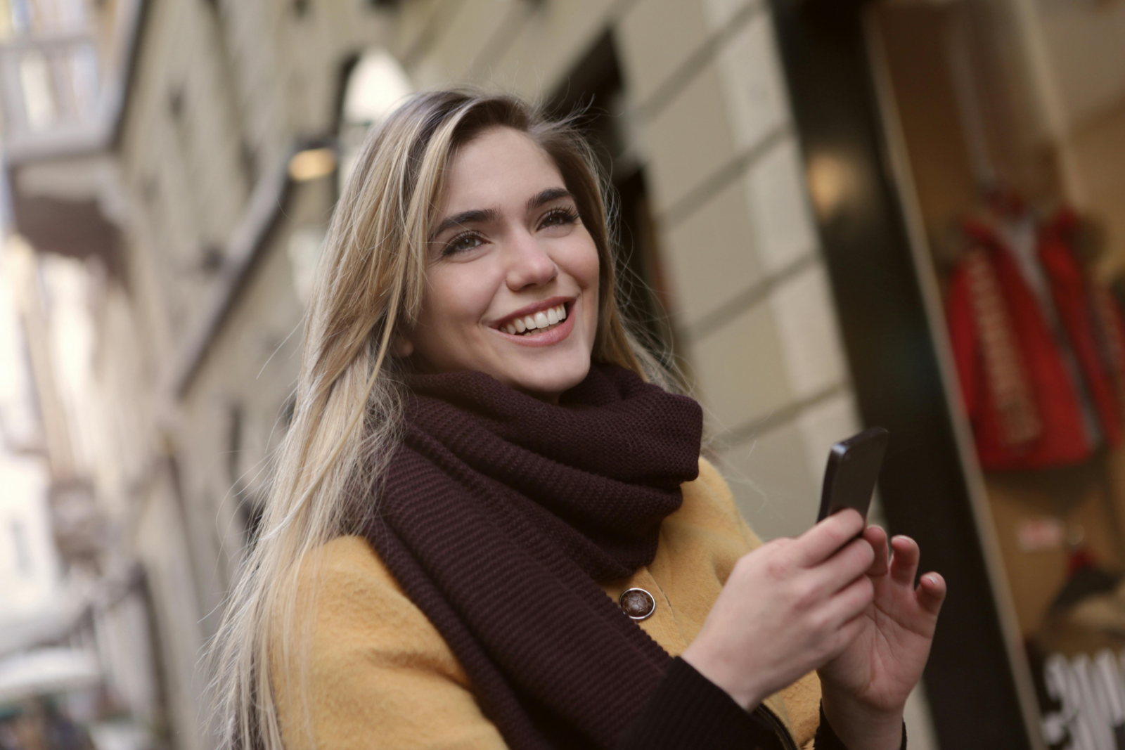 Get Ready for the Hybrid Shopping Model: US Retail Forecast 2025