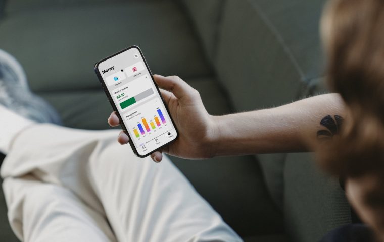 Klarna reports US holiday spending with Triple Digit Gains in Experiences, Entertainment and Automotive Products