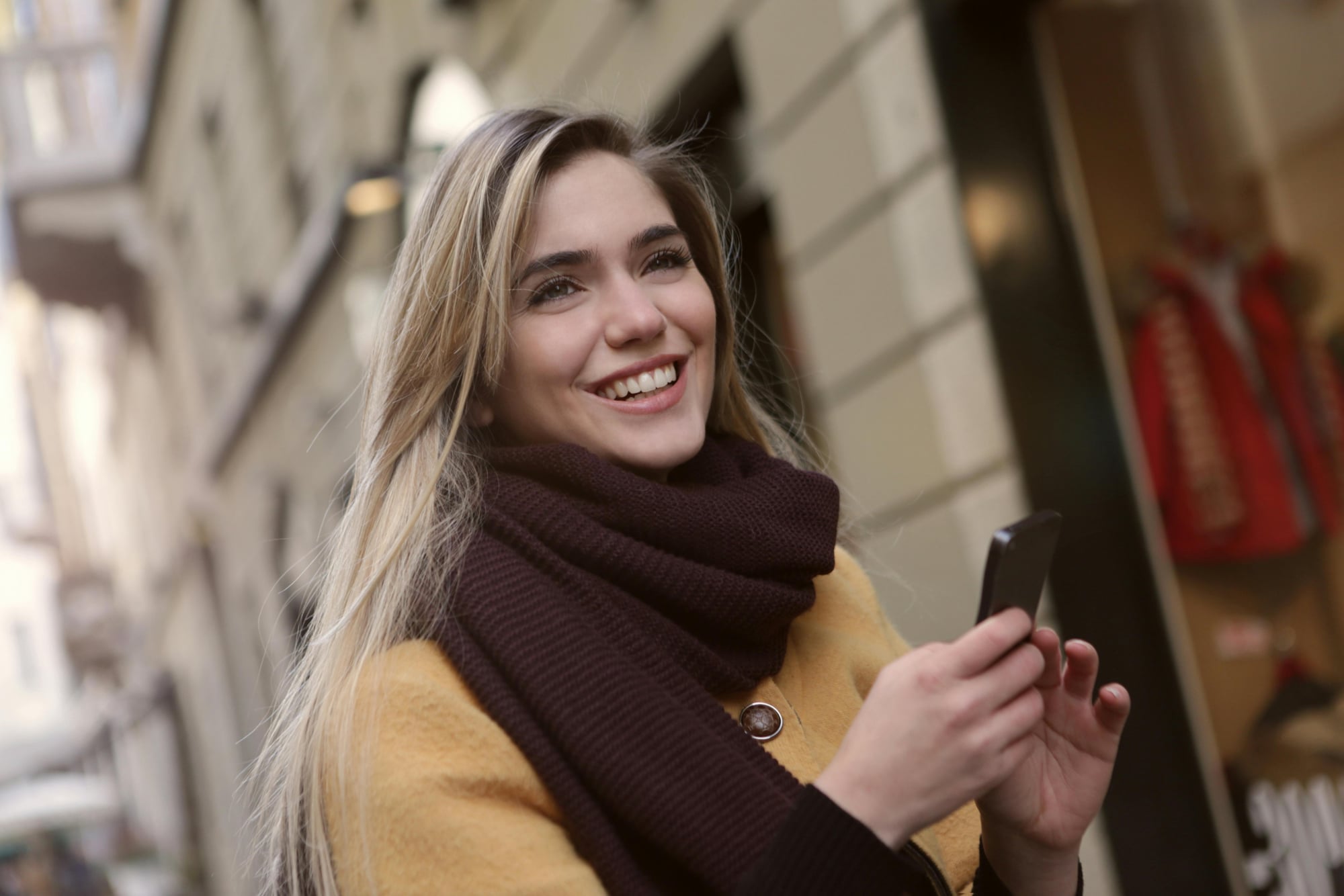 Get Ready for the Hybrid Shopping Model: US Retail Forecast 2025