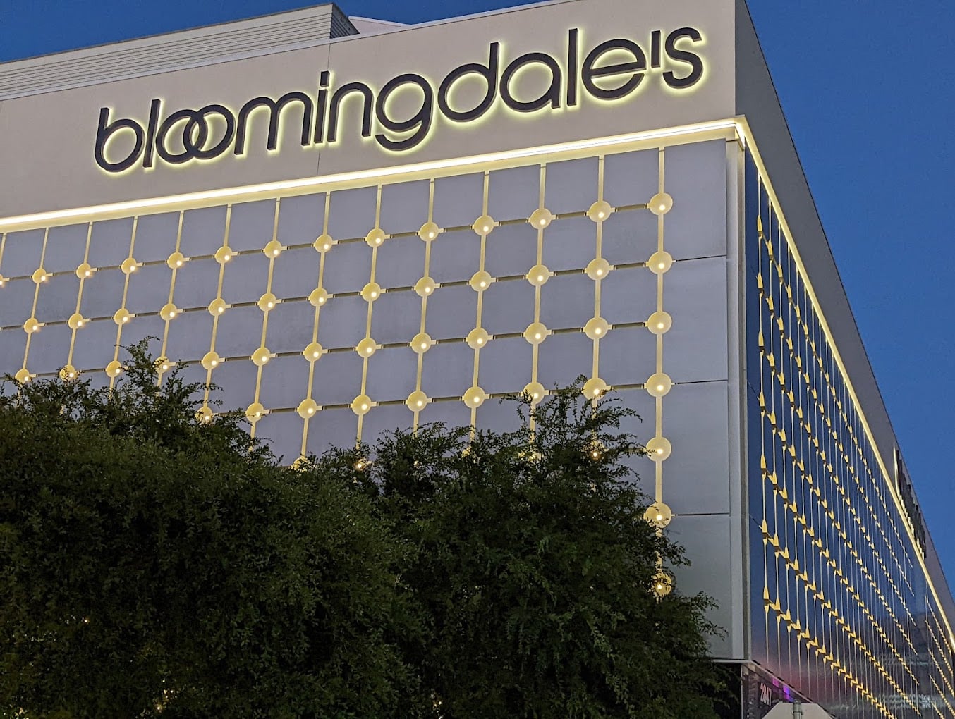 Is Bloomingdale's a high end clothing store?