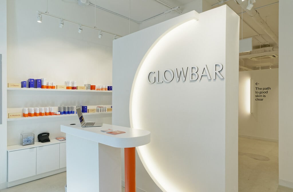 Glowbar launched in 2019 as a brand rooted in effective results and customized experiences. Glowbar’s 30 minute, $65, clinical-grade approach lives at the intersection of a