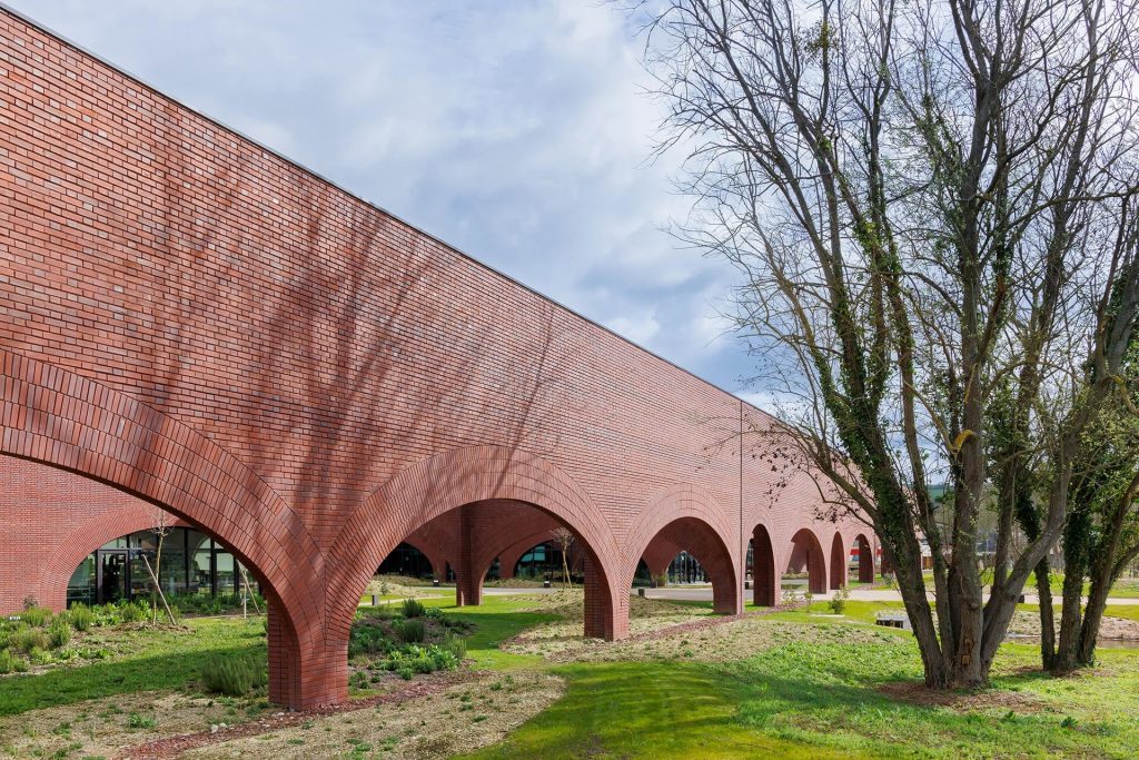 Hermès Builds a 6,200 m² Brick Workshop in Normandie