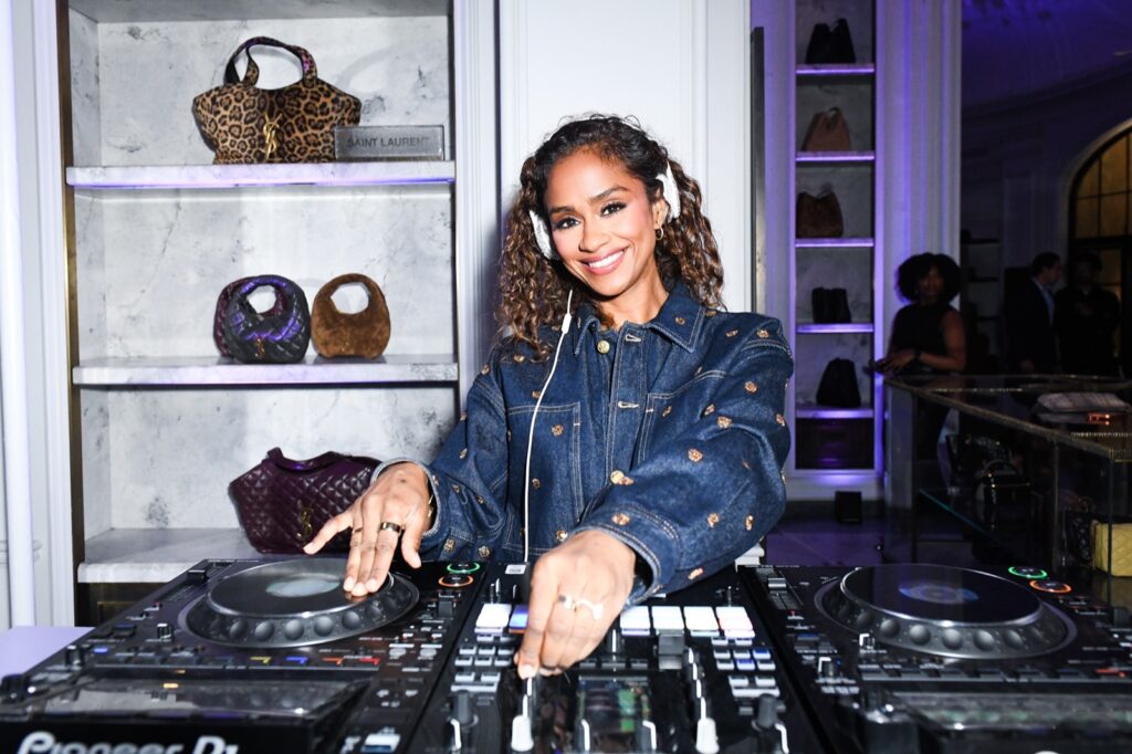 Vashtie Kola