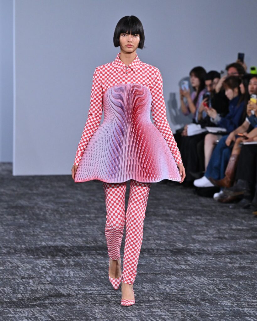 ANREALAGE Spring/Summer 2027 runway look 26