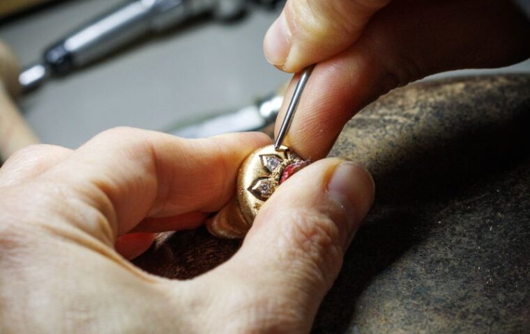 Buccellati artisan setting a stone in a jewelry atelier
