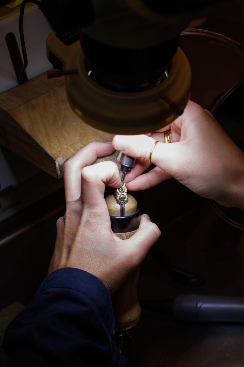Buccellati artisan working on a jewelry piece