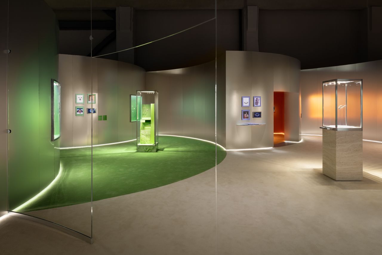 Exhibition display connecting Bvlgari's use of color with Chinese artistic traditions