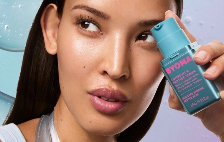 Model holding BYOMA LONGEVIT-8 Peptide Serum