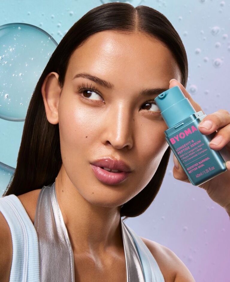 Model holding BYOMA LONGEVIT-8 Peptide Serum