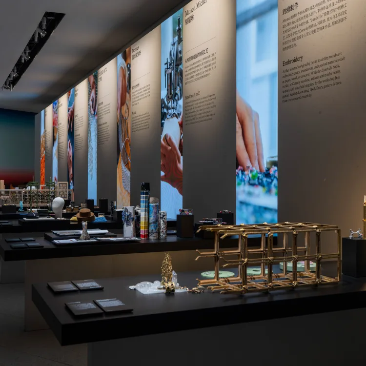 Craft displays and interpretive panels in la Galerie du 19M Shanghai