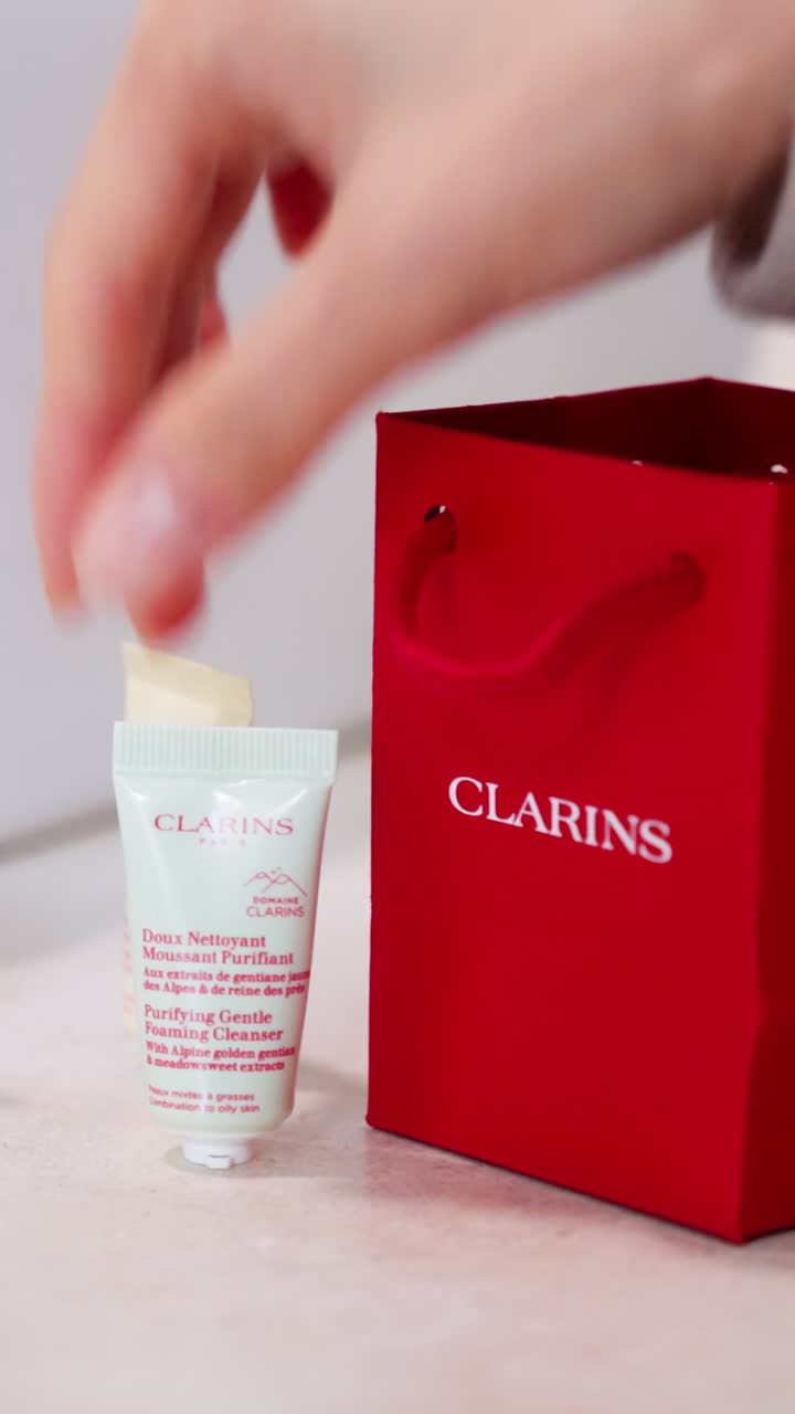 Clarins sample tube beside a red Clarins bag in its Eco Top packaging video