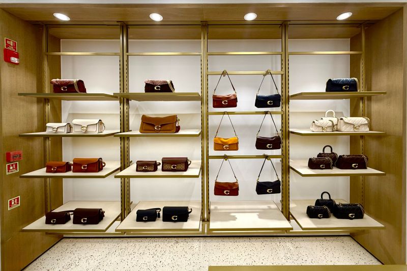 Coach DLF Avenue store in New Delhi, view 4