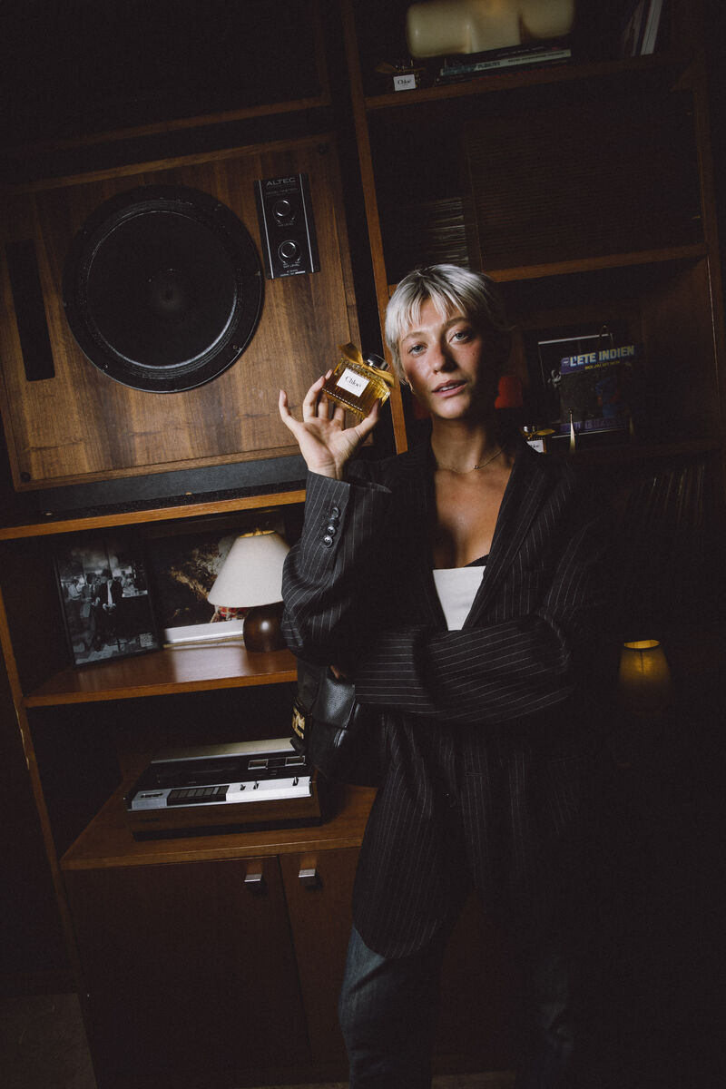 Guest presenting a Chloé Le Nectar bottle in the activation's music room