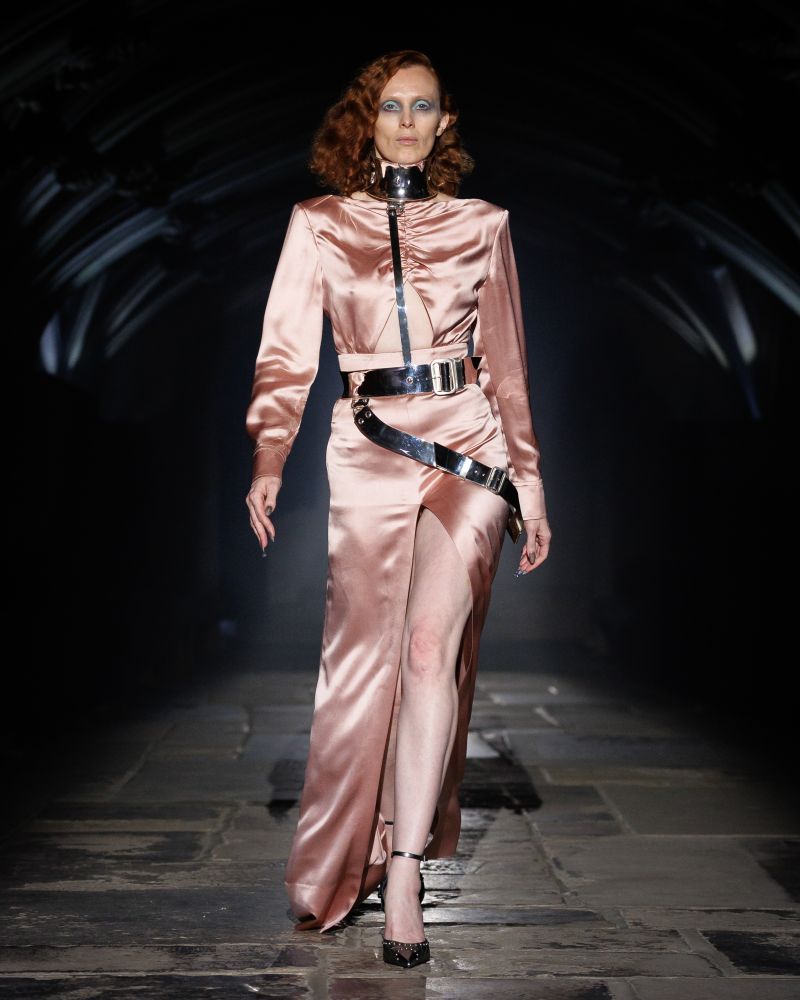 Alexander McQueen Spring/Summer 2027 runway look in London — image 2