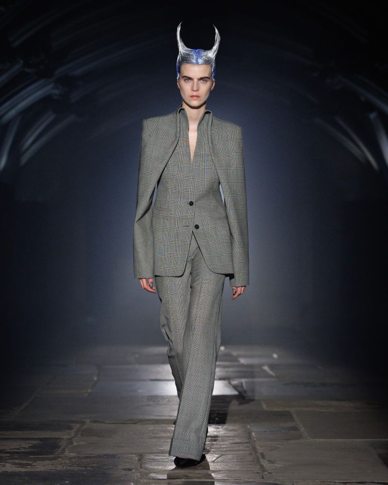 Alexander McQueen Spring/Summer 2027 runway look in London — image 3