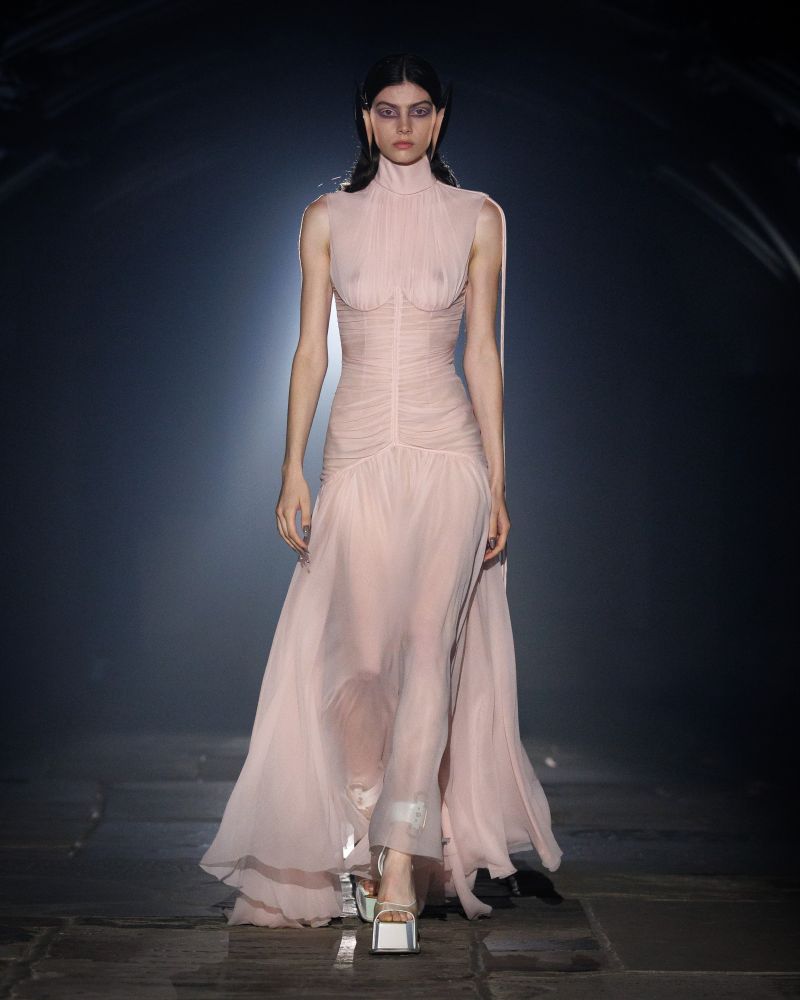Alexander McQueen Spring/Summer 2027 runway look in London — image 4