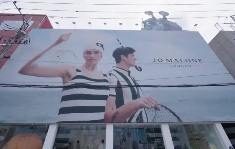 Jo Malone London’s large campaign display outside its Seoul fragrance pop-up