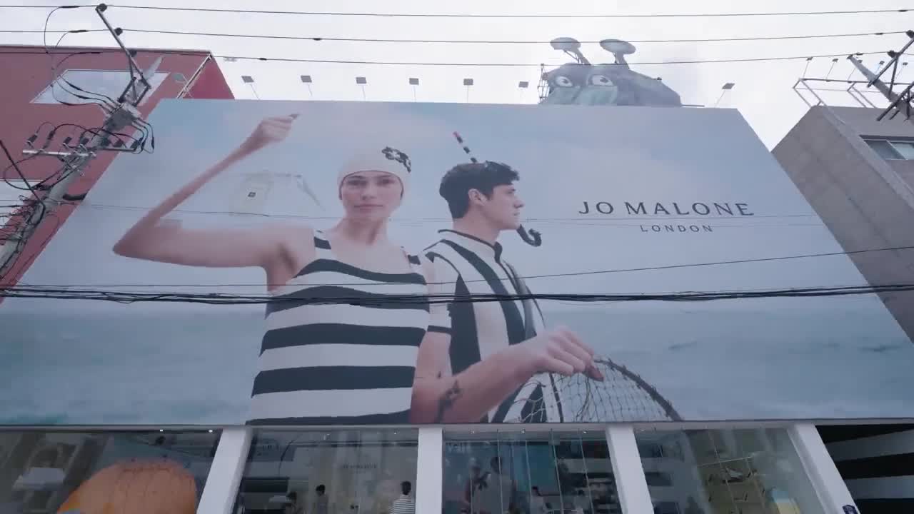 Jo Malone London’s large campaign display outside its Seoul fragrance pop-up