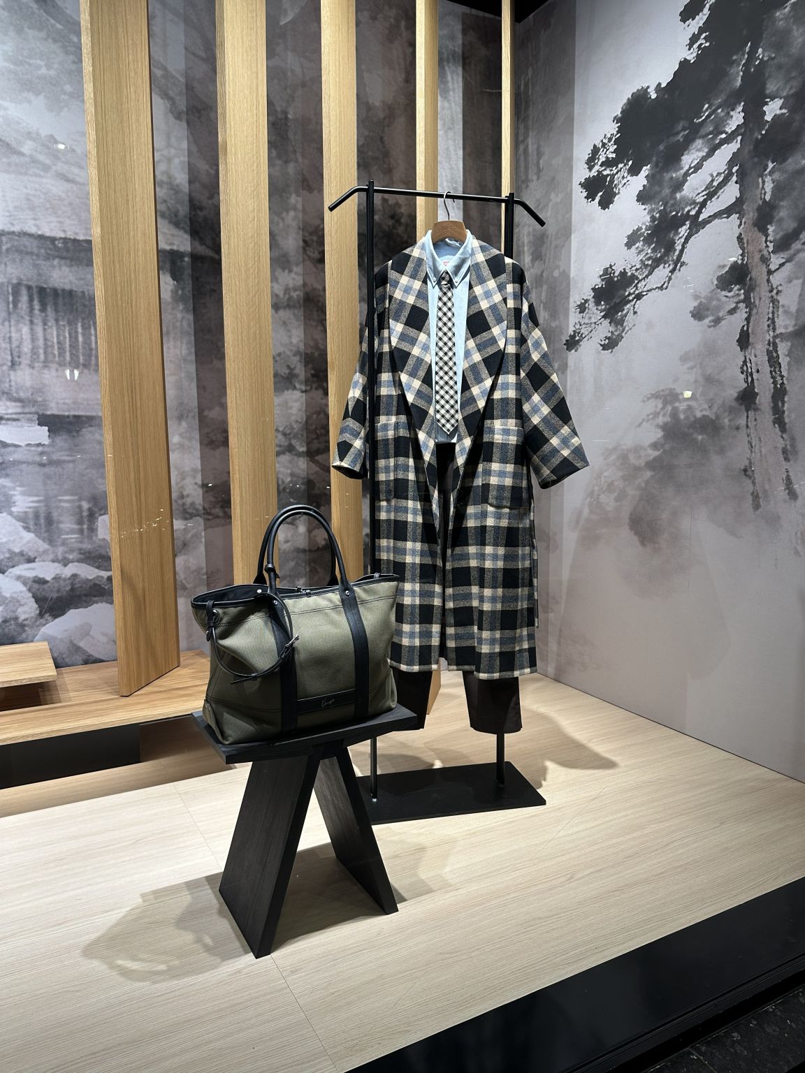 KENZO Mode: department-store visual merchandising — source image 3
