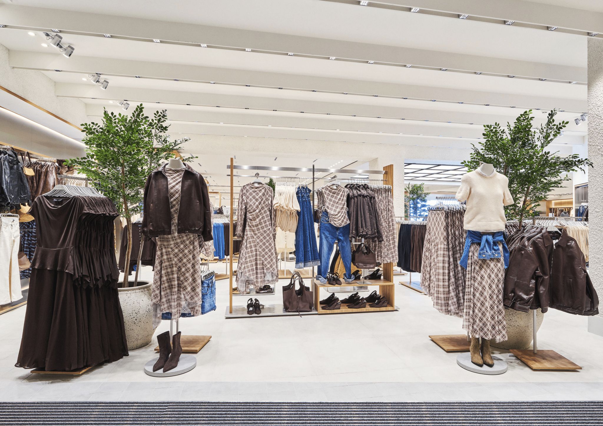 Lefties — Lefties Opens Its First UK Store Across More Than 2,500 Square Metres at Liverpool ONE. Gallery image 3.