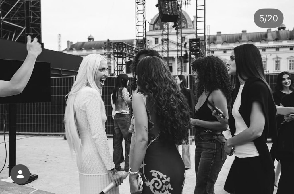 Elena Rose backstage with other participants at L’Oréal Paris Le Défilé 2026