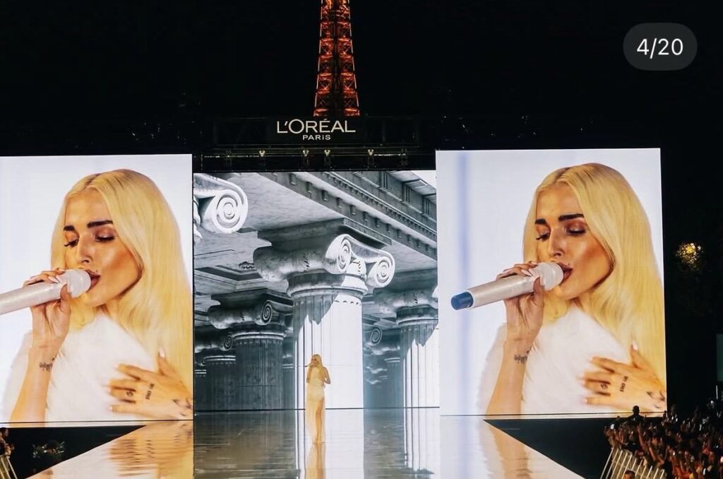 Elena Rose singing on the L’Oréal Paris Le Défilé 2026 stage in Paris