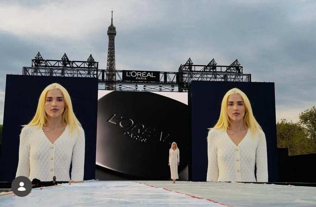 Elena Rose performing on stage at L’Oréal Paris Le Défilé 2026