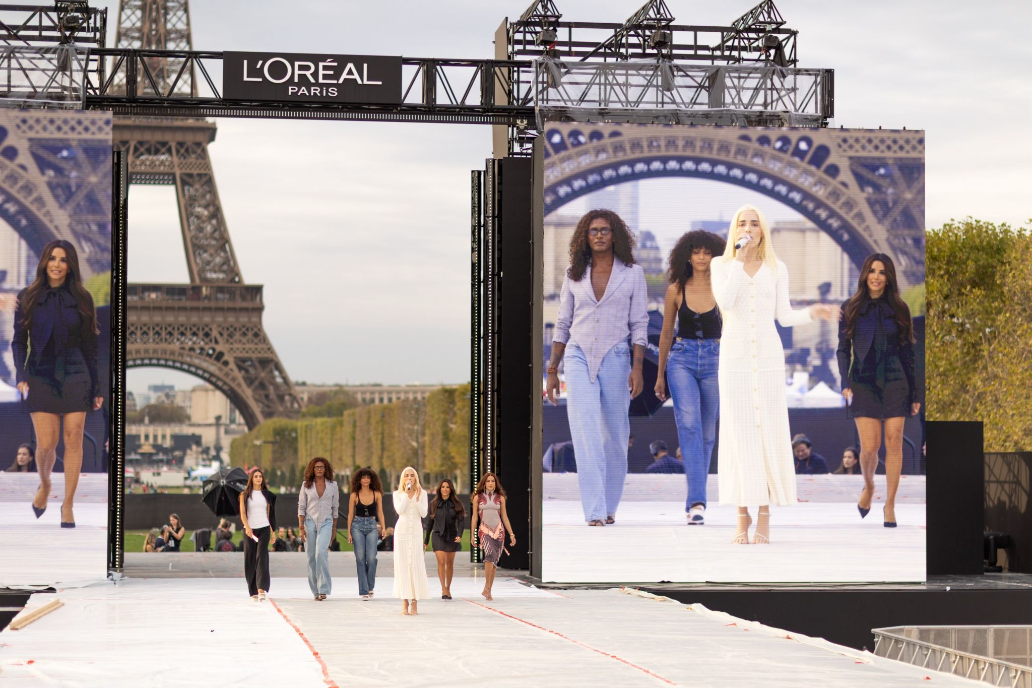 Elena Rose and performers on the L’Oréal Paris Le Défilé 2026 stage near the Eiffel Tower