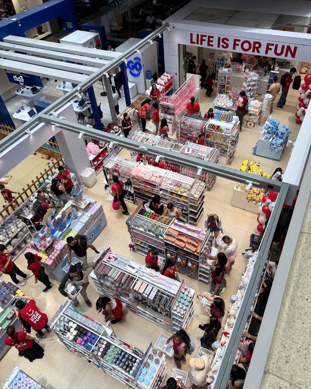 MINISO island-format opening at La Estación in Ibagué — image 1