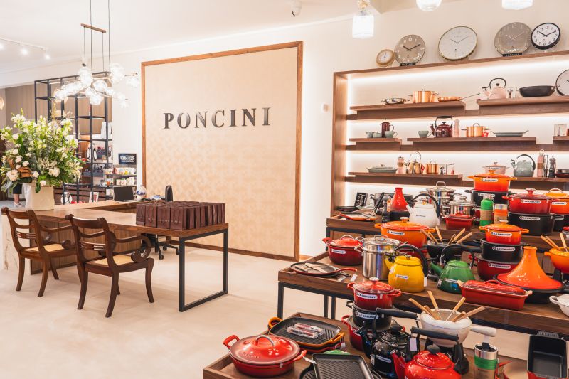 Homeware displays inside PONCINI Curepipe