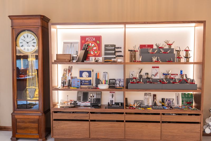 Clock and gift displays inside the PONCINI boutique