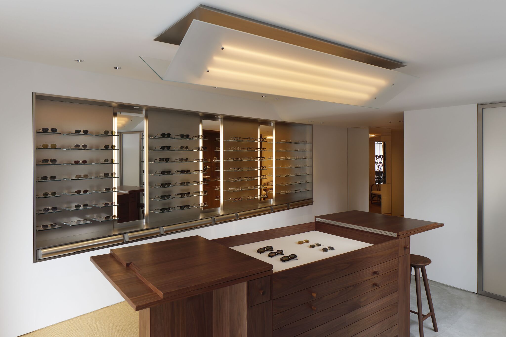 Curved eyewear display and central tables
