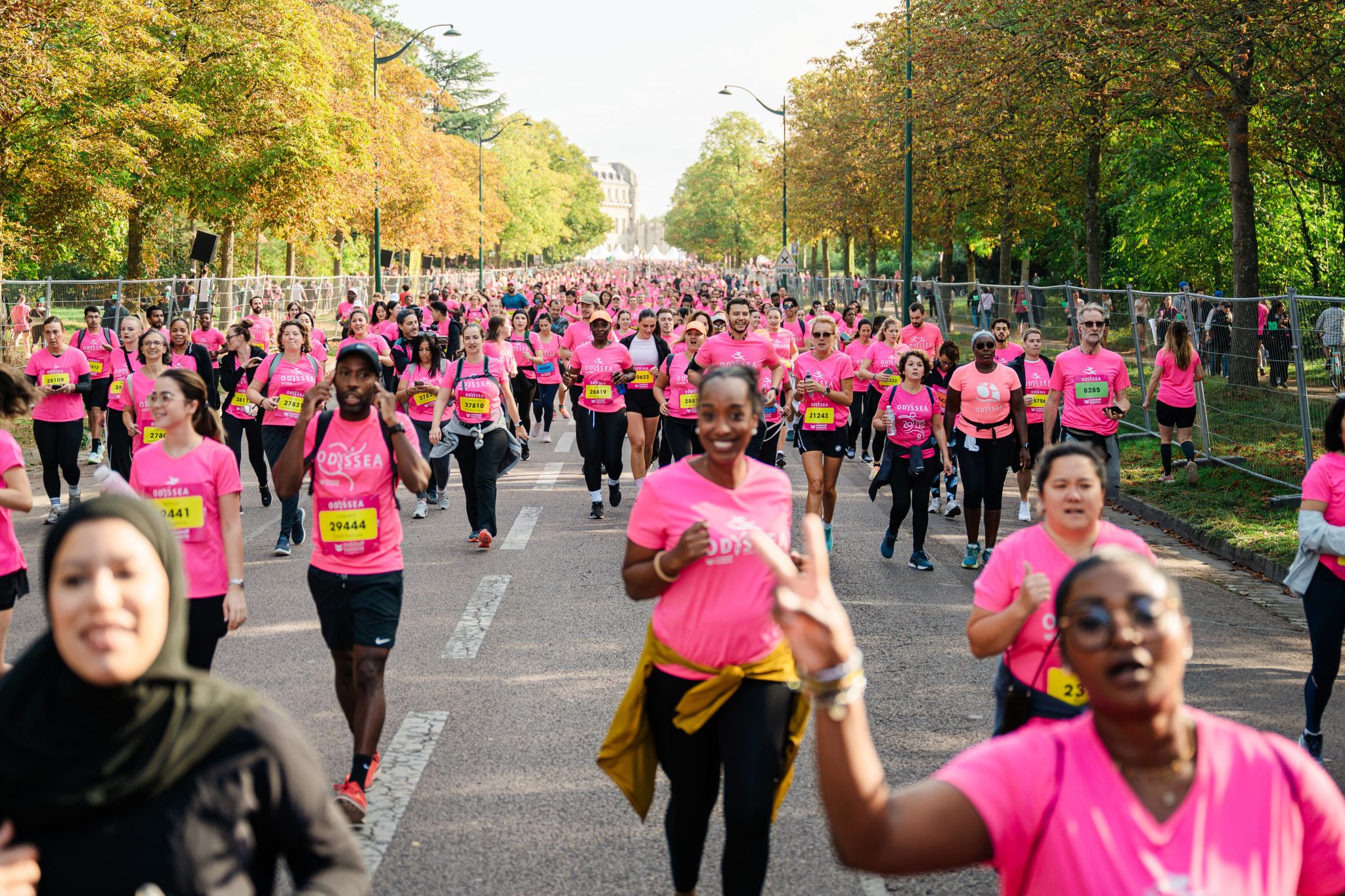 Odysséa Paris participants walk along a tree-lined route