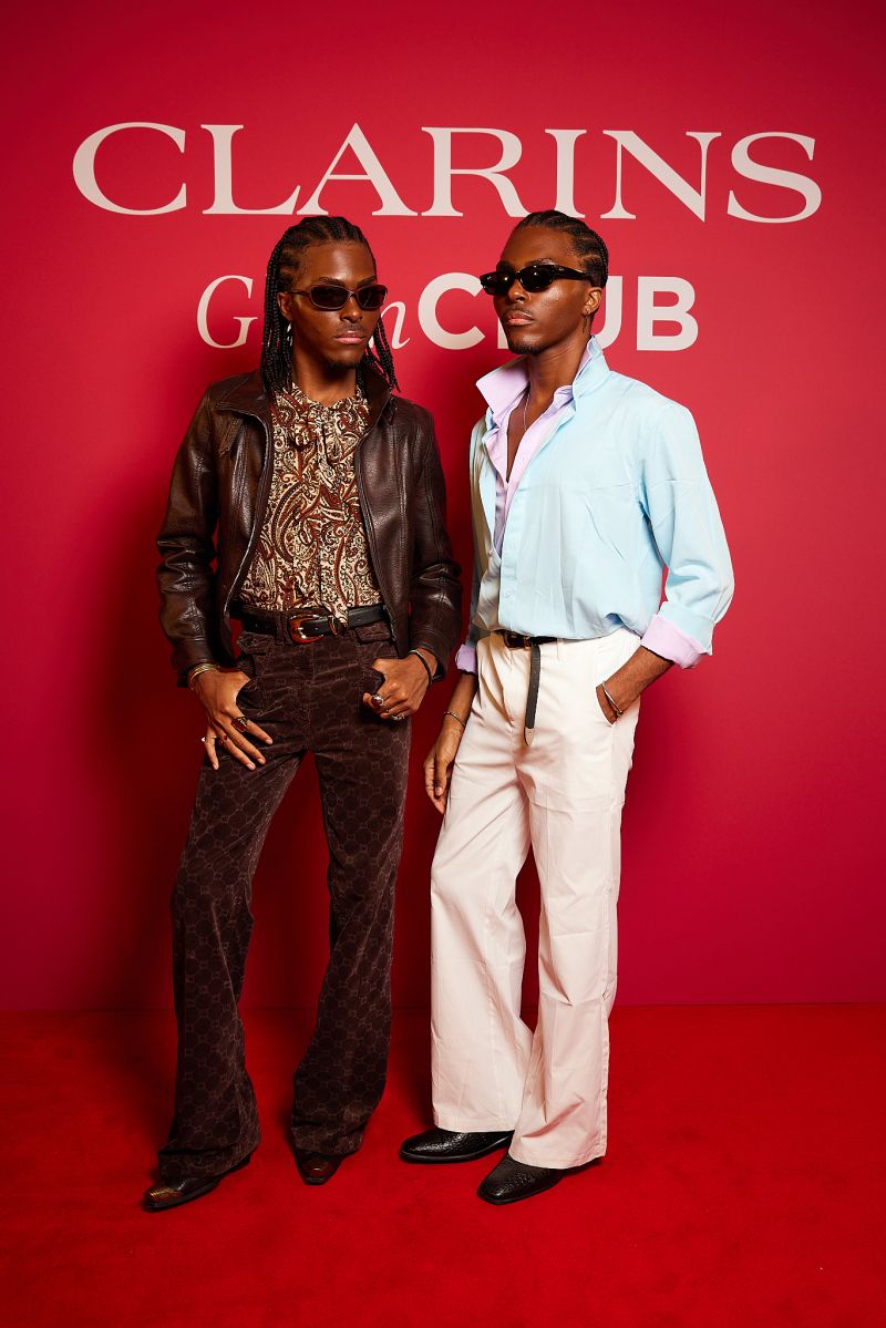 Two guests posing at the Clarins Glam Club photocall