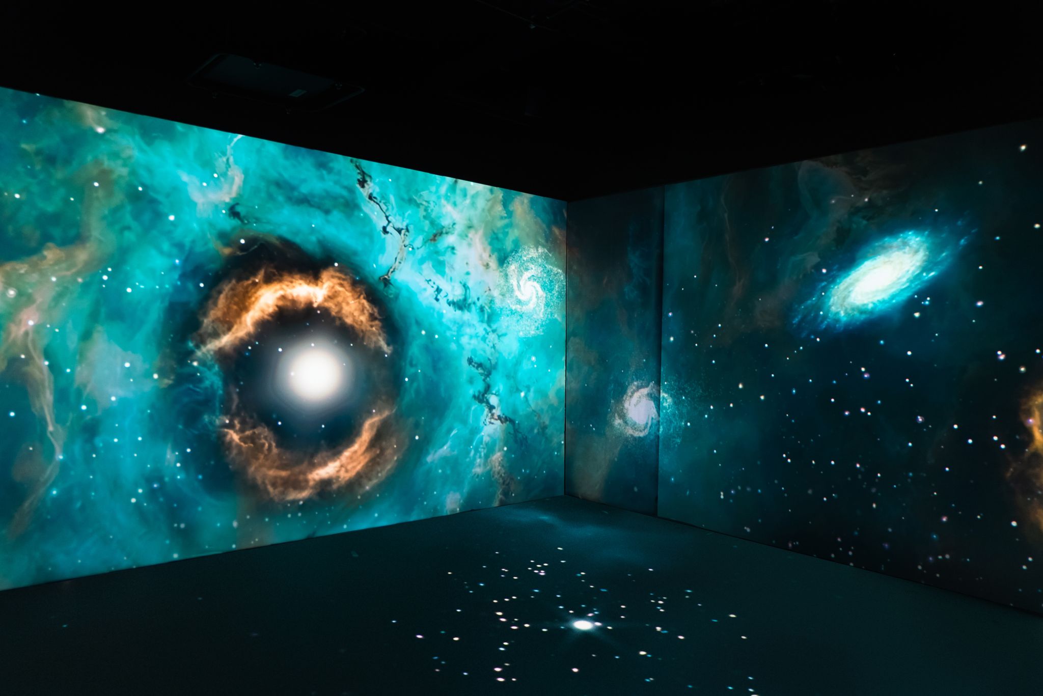 Immersive cosmic projections in the diamond-origin installation
