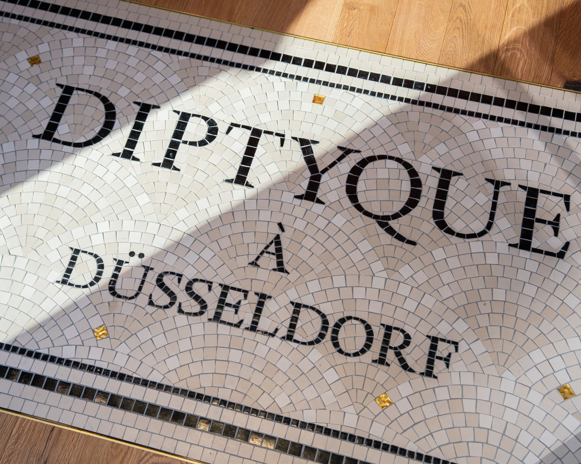 Diptyque Düsseldorf lettering in the boutique’s mosaic floor