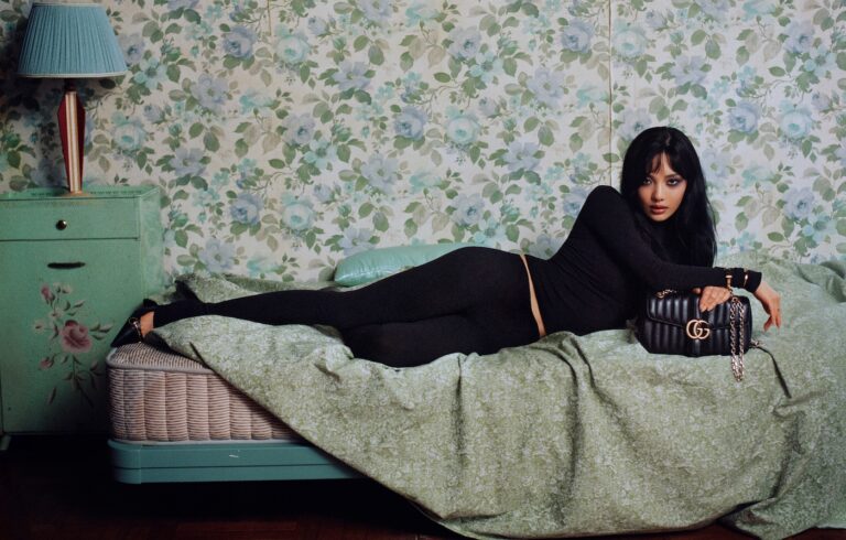 Gucci Primavera 2026 campaign portrait with a Gucci handbag