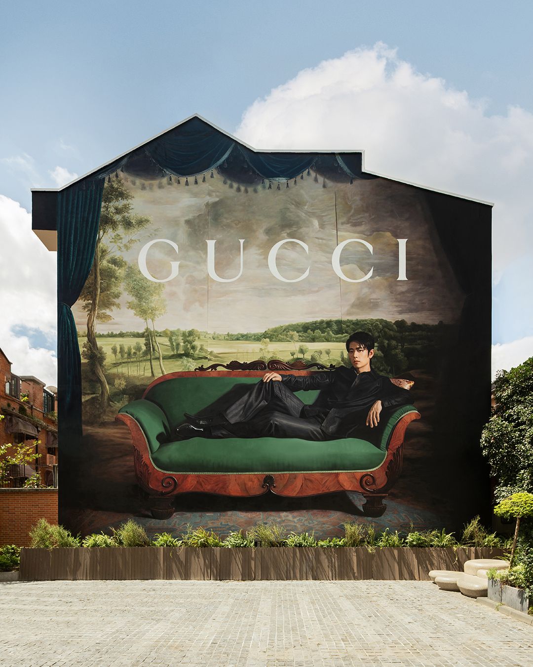 Gucci Primavera Art Wall displayed on an urban building, photograph 1