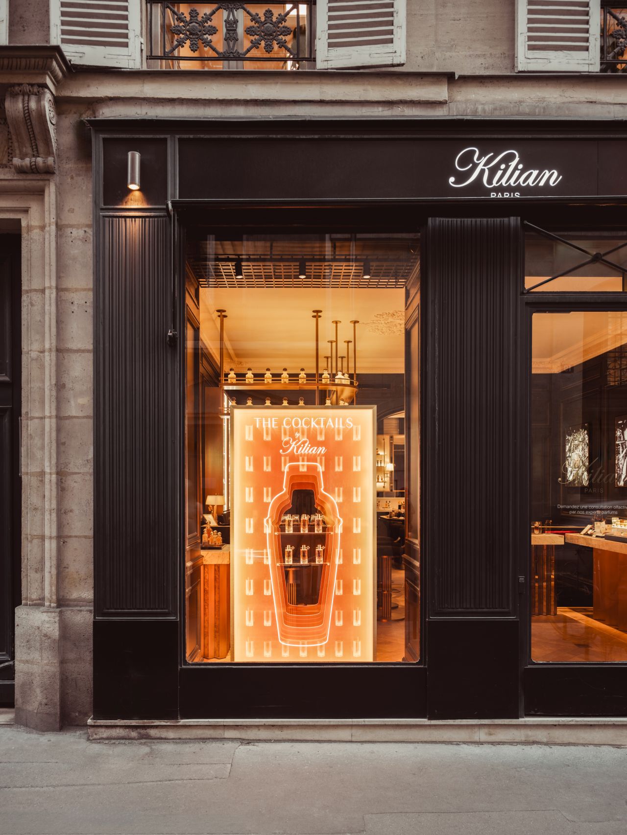 Kilian Rue Cambon façade with illuminated Cocktails window
