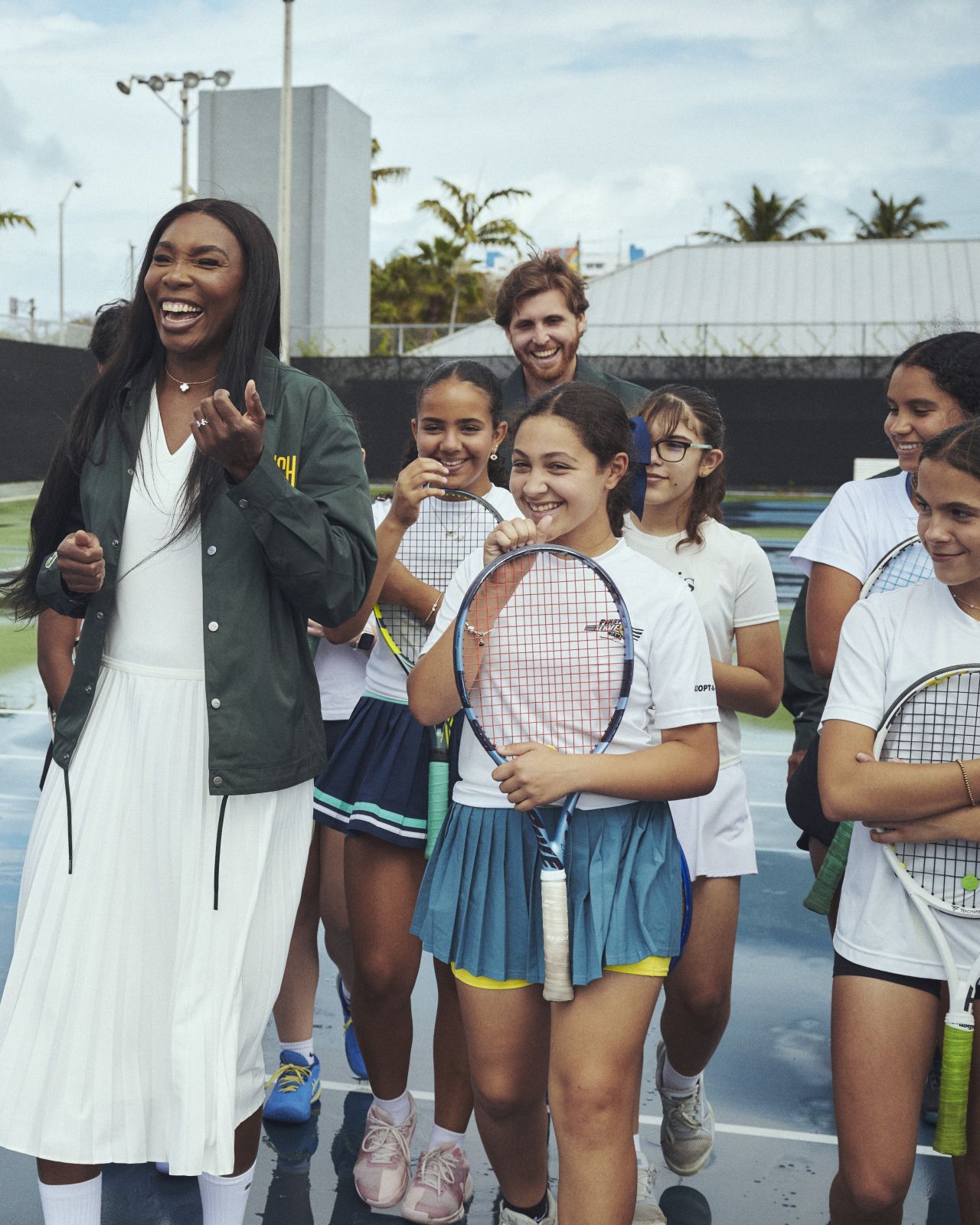 Venus Williams with young participants on court