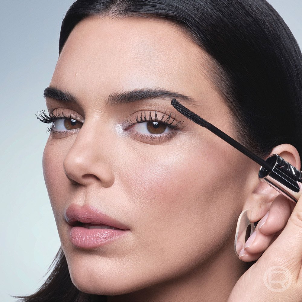 Kendall Jenner applies L’Oréal Paris Extensionist mascara