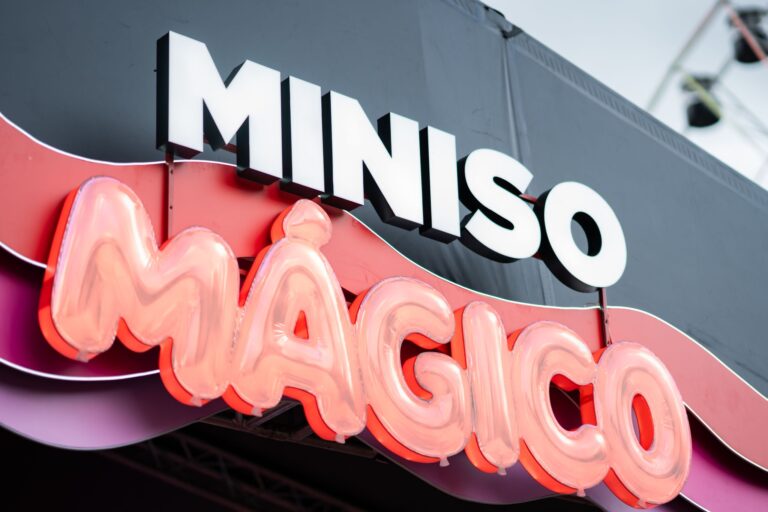 MINISO Mágico signage at Salitre Mágico in Colombia