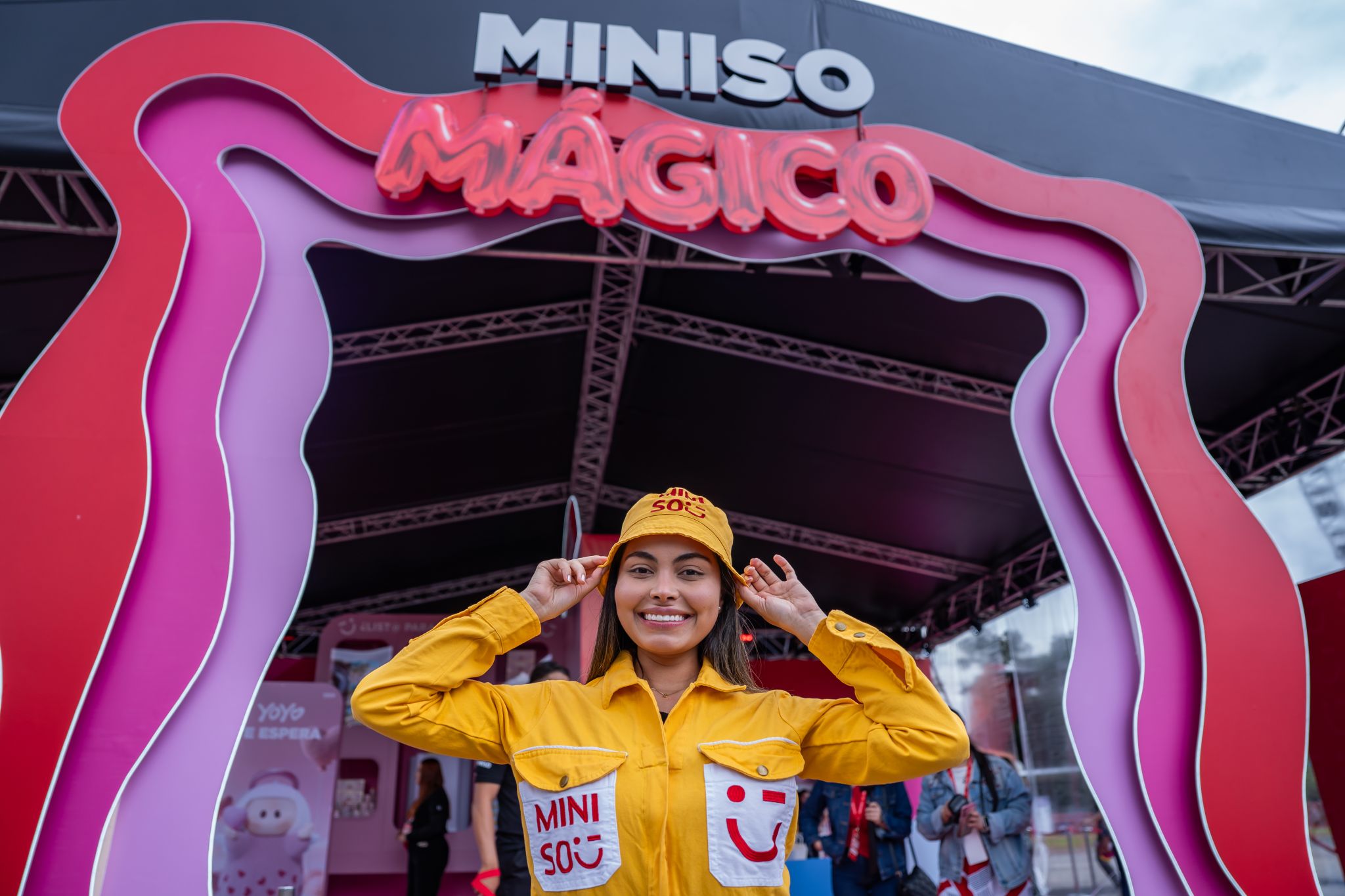 Visitor at the MINISO Mágico entrance